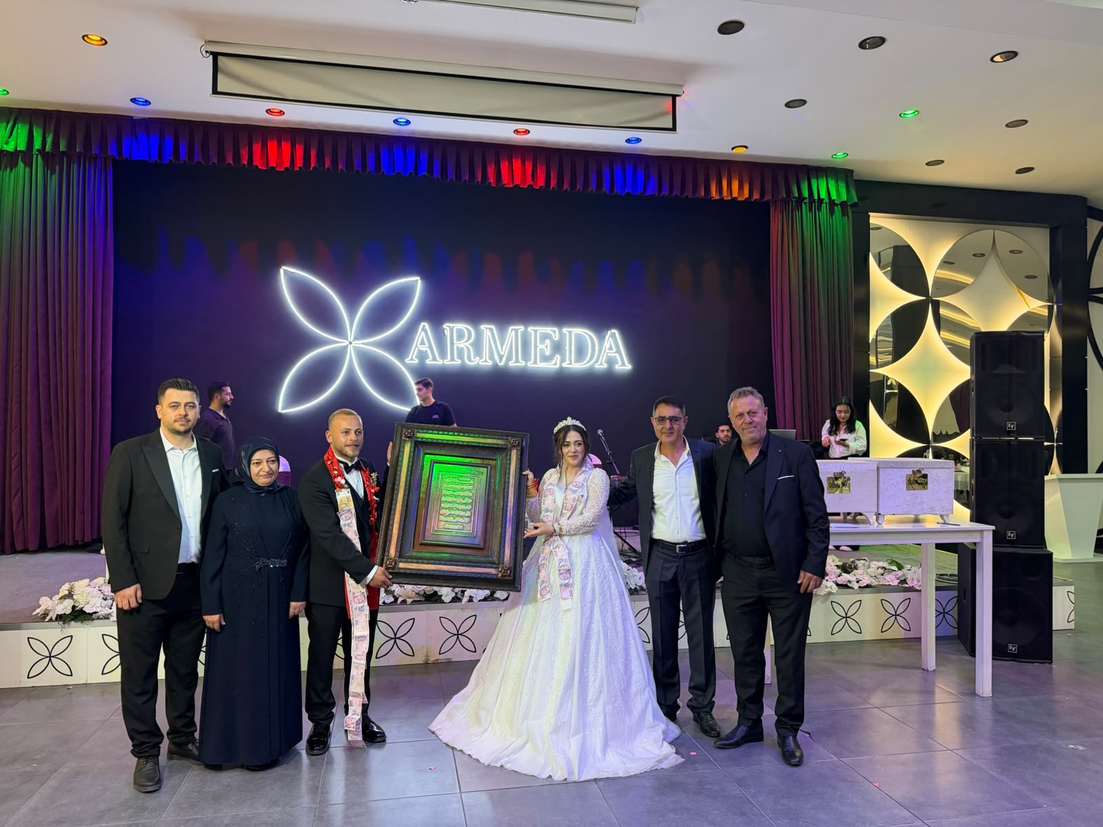 Sivas'ta rölyef sanatçısının düğün hediyesi büyük ilgi gördü