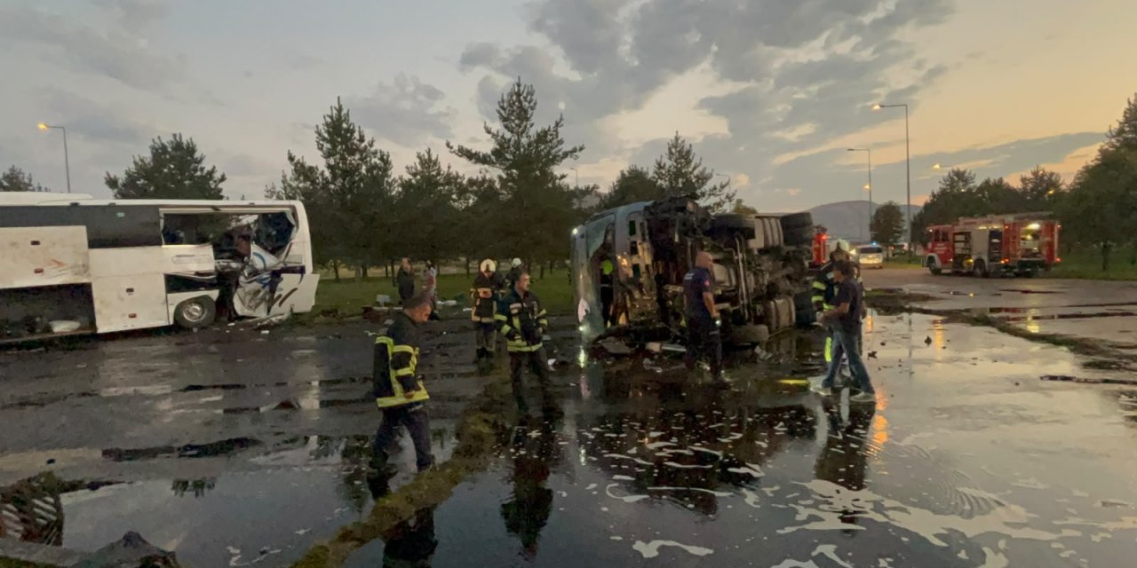 Yolcu otobüsü ile akaryakıt tankeri çarpıştı: 2’si ağır 35 yaralı