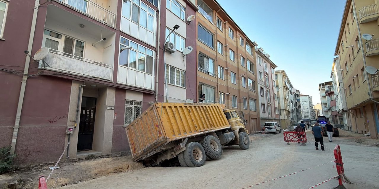 Kamyon park halinde çukura düştü