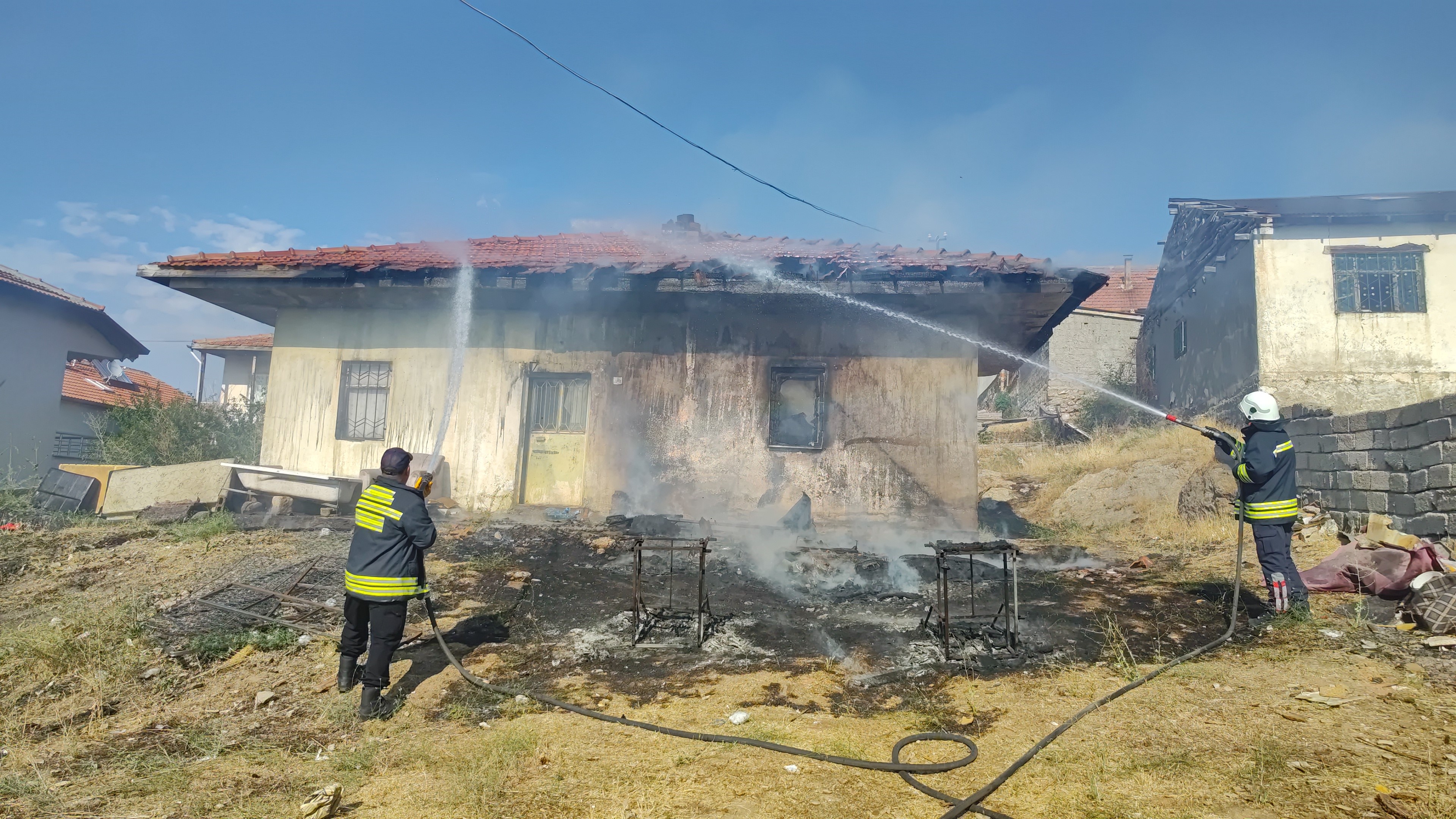 Sivas’ta ev yangını: 1 kişi hastaneye kaldırıldı