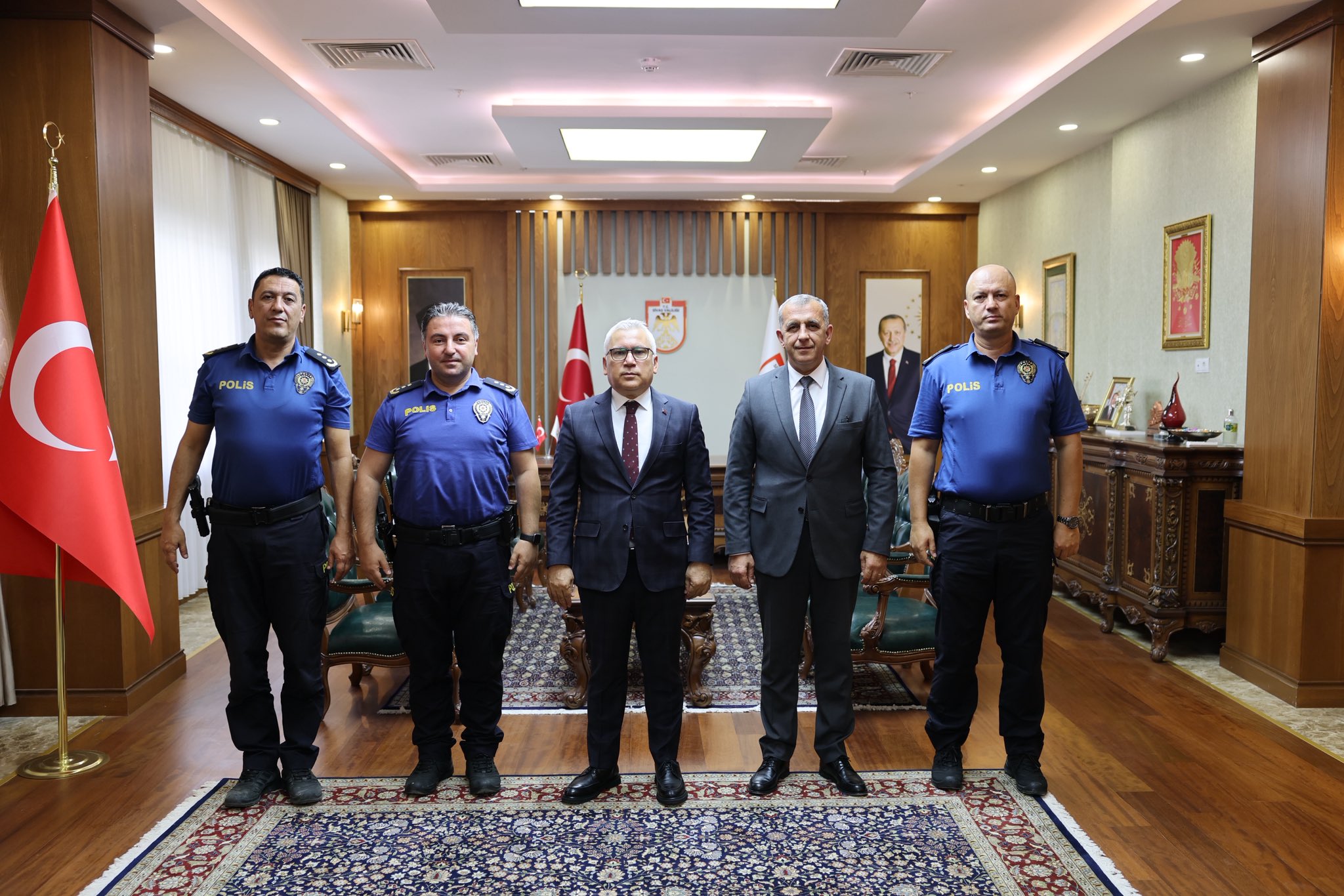 Vali Şimşek’ten terfi eden emniyet müdürlerine başarı belgesi