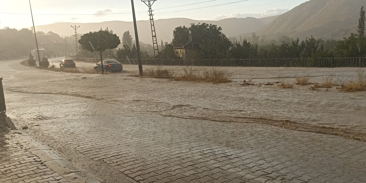 Sivas’ta sağanak yolları göle çevirdi