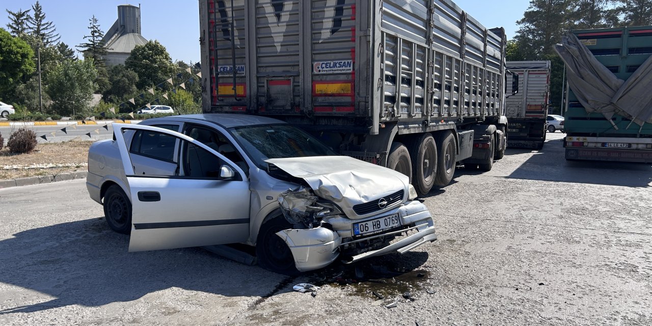 Sivas'ta polisten kaçan otomobil TIR'lara çarptı: 2 yaralı