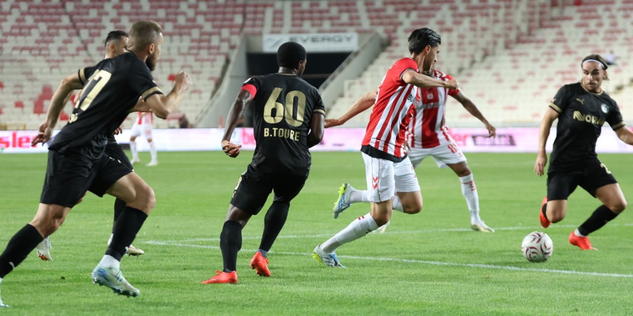 Sivasspor- Manisa FK maçını 2 bin 964 kişi izledi