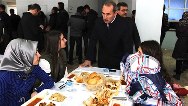 ÖĞRENCİLERİN YEMEĞİNİ İNCELEDİ