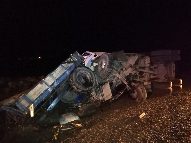 FRENİ TUTMAYAN KAMYON 2 TRAKTÖRE ÇARPTI