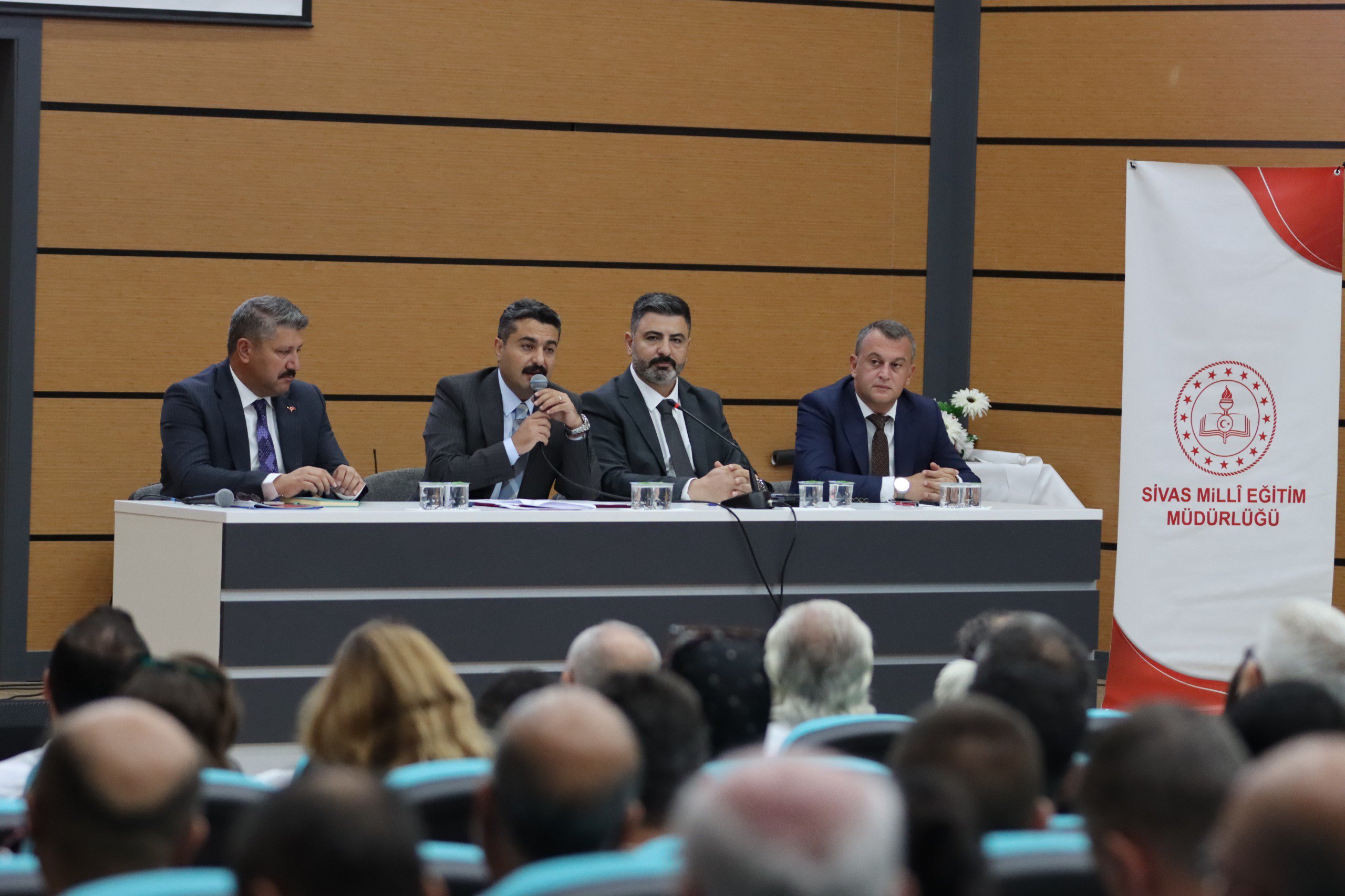Sivas’ta okul müdürleri yeni eğitim yılı için toplandı