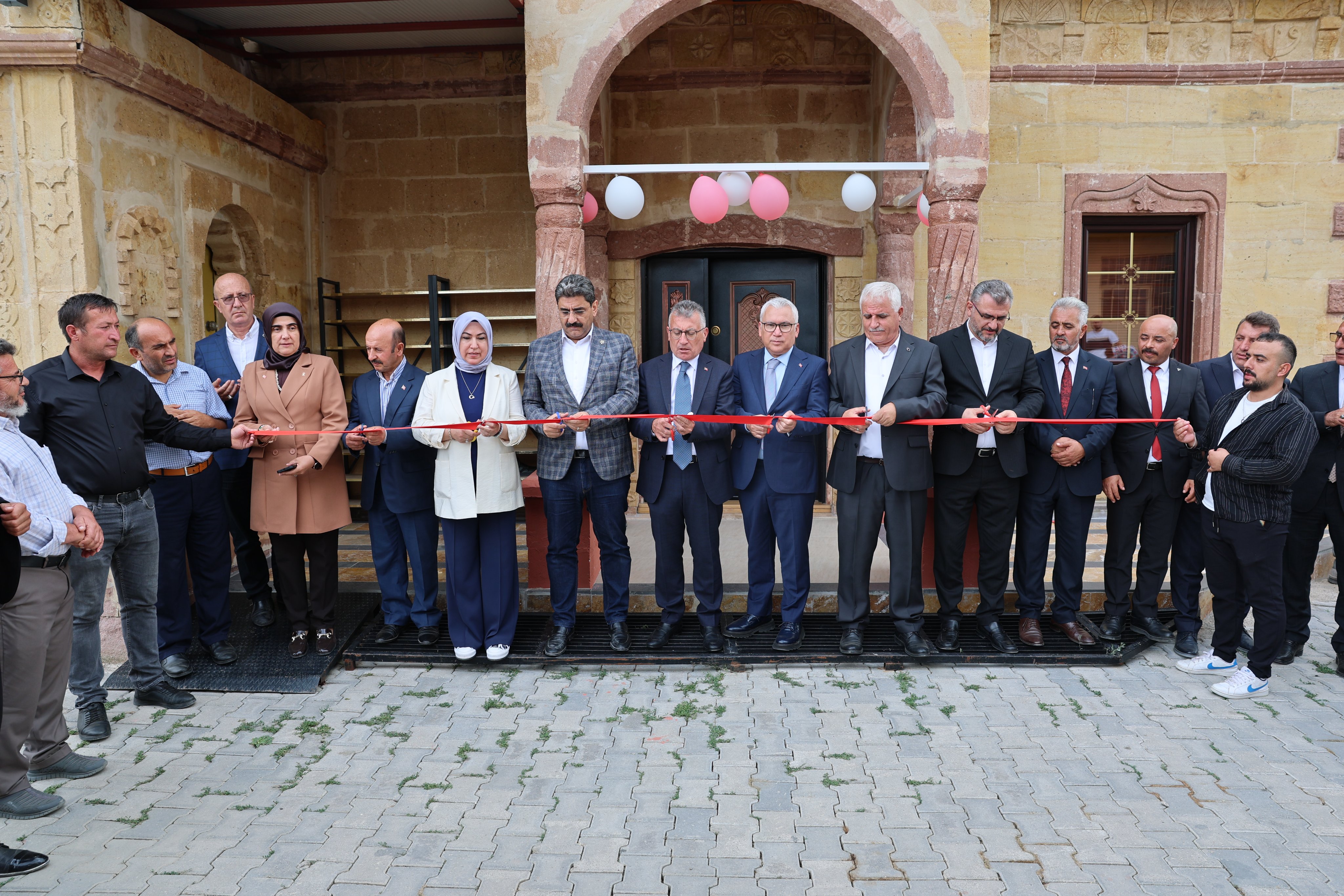Cemel’de mesire alanı ve köy konağı hizmete açıldı