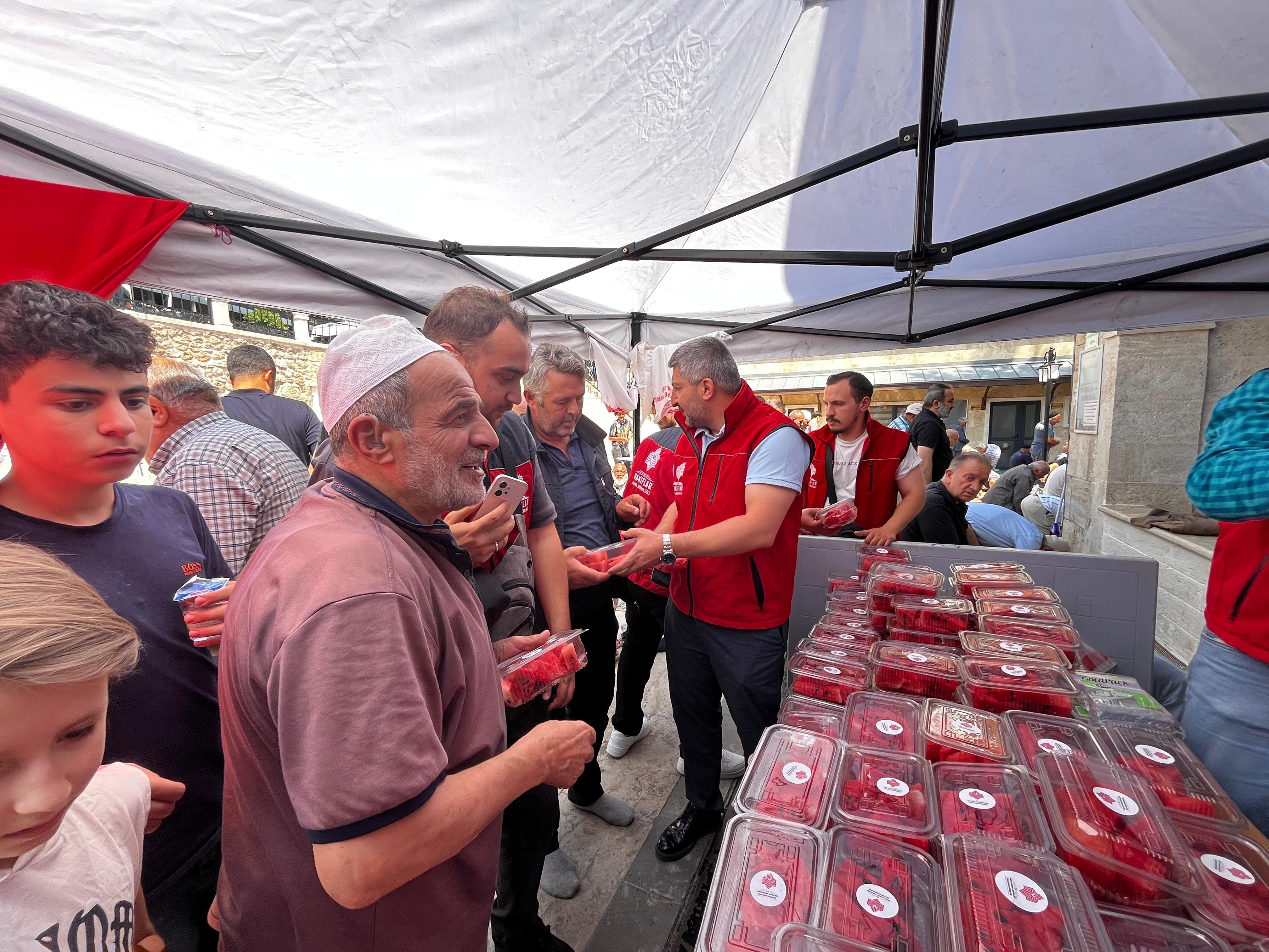 Sivas’ta cami cemaatine cuma namazı sonrası karpuz ikramı