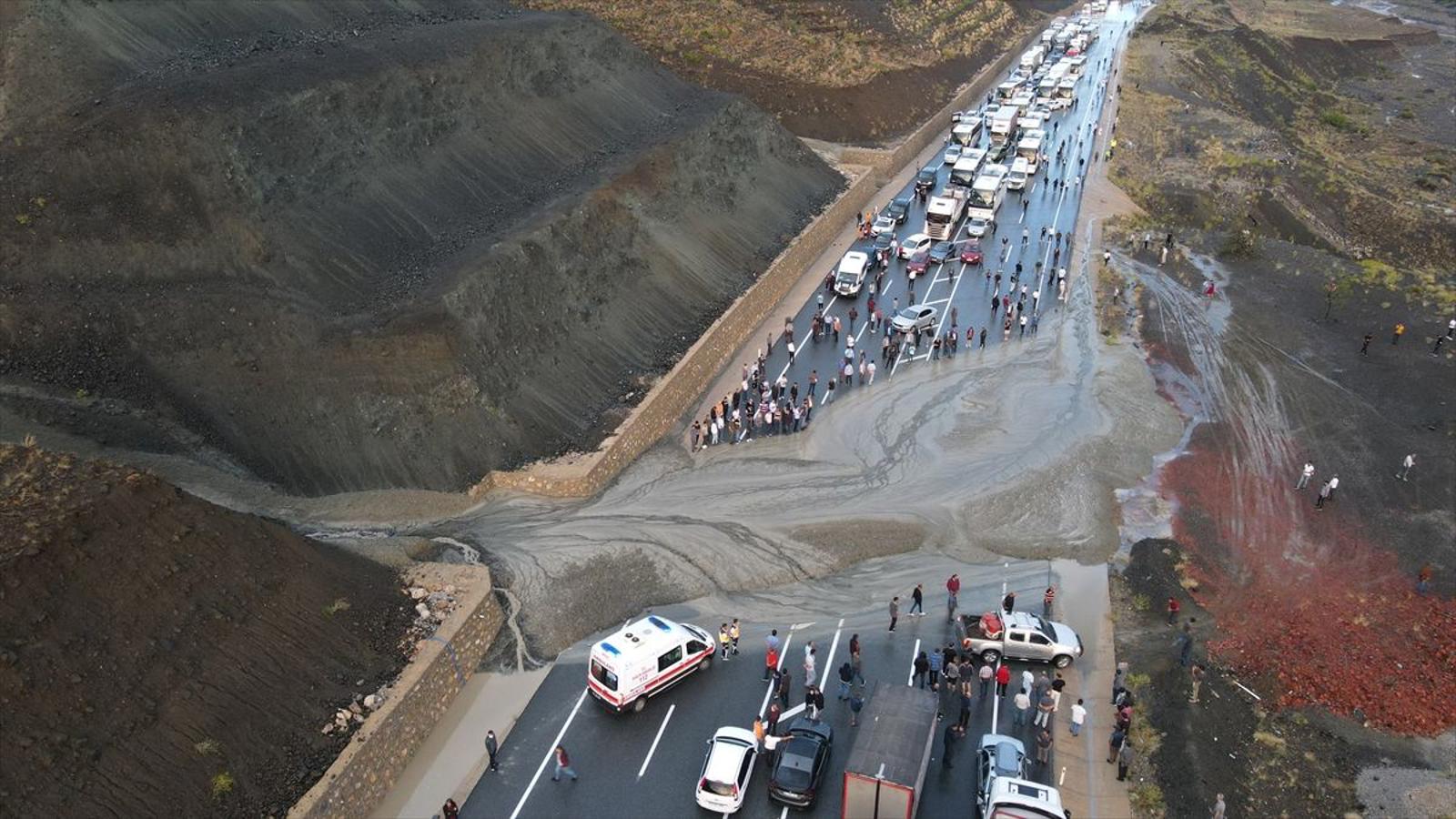 Erzincan-Sivas kara yolu heyelan nedeniyle ulaşıma kapandı