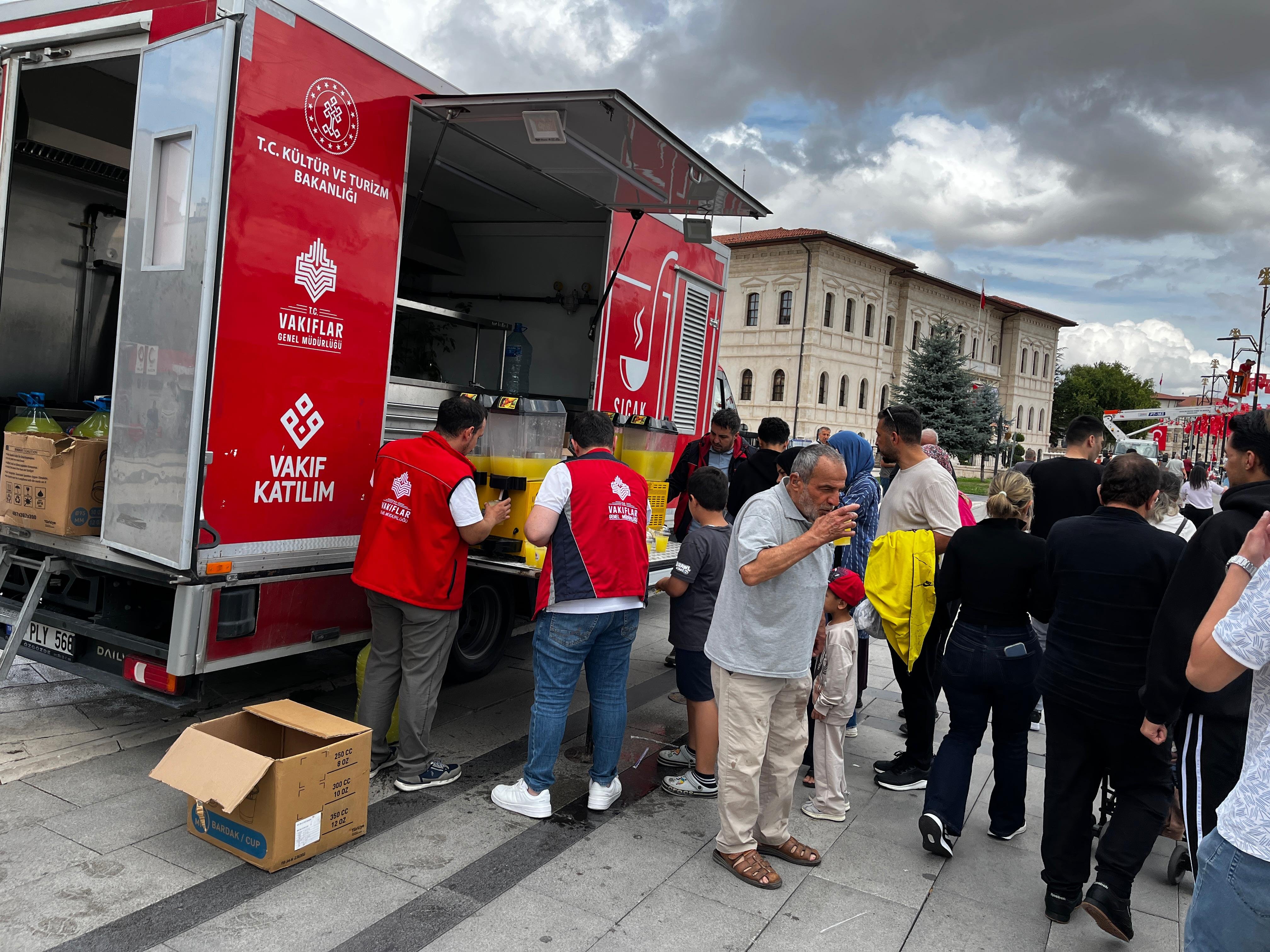 Sivas’ta asırlık hayır geleneği limonata ikramıyla yaşatıldı