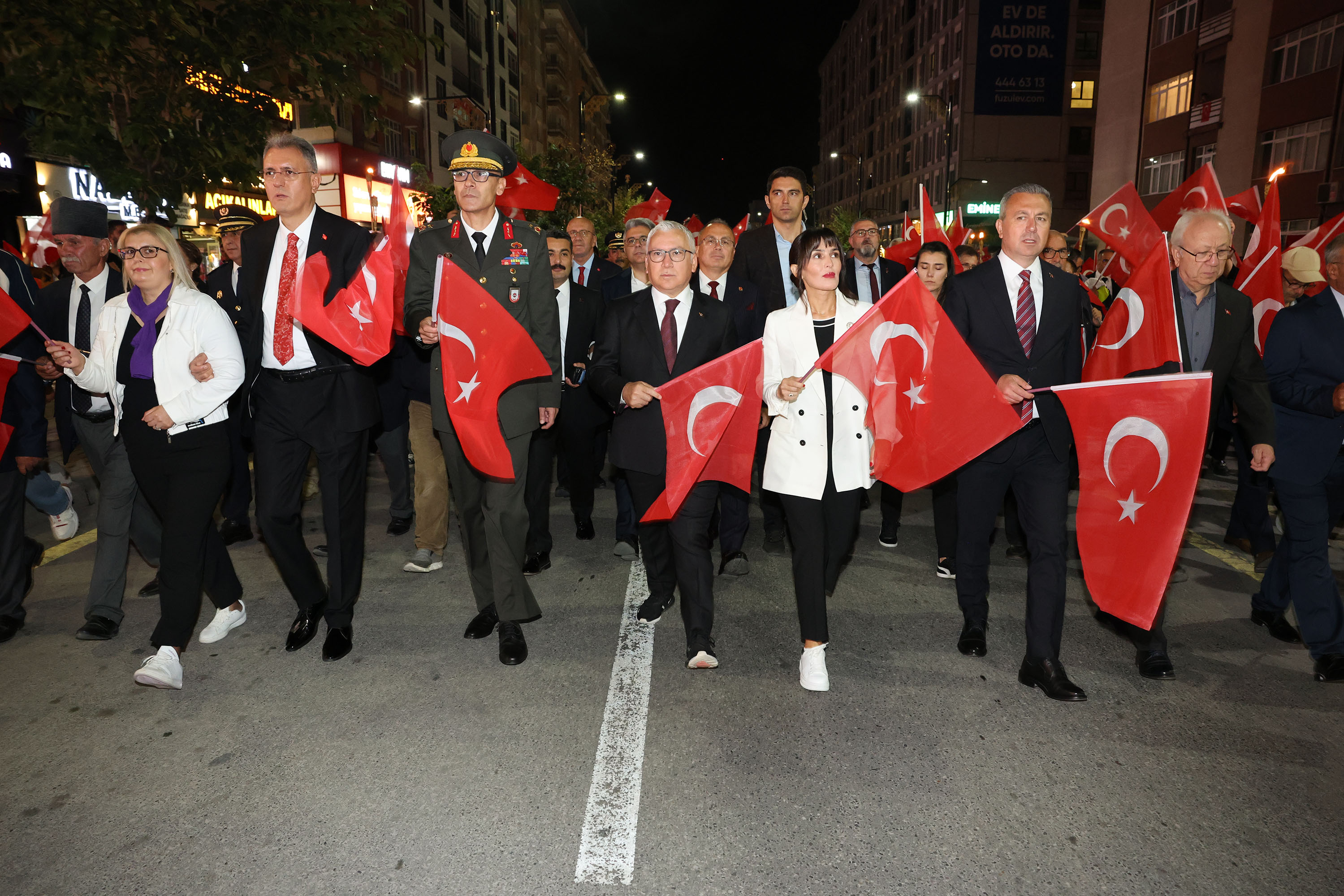 Sivas'ta 30 Ağustos coşkusu kortej yürüyüşüyle yaşandı