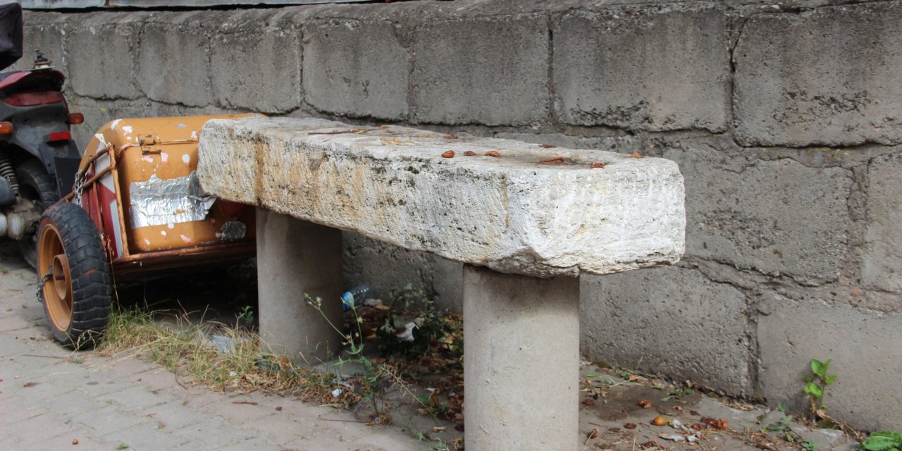 Sivas'ta kaldırımda 'musalla taşı'