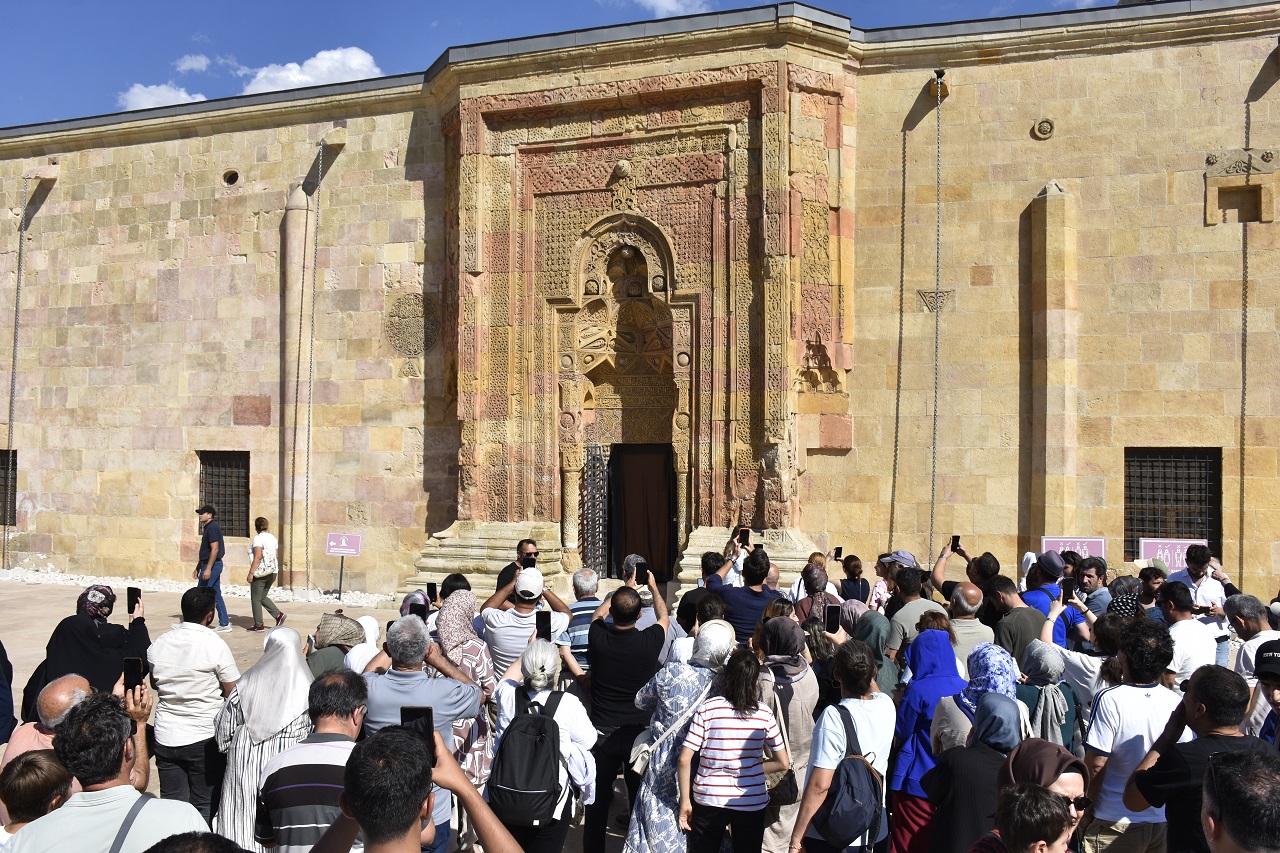 Sivas’ta taşlara yansıyan namaz silüeti görenleri büyülüyor