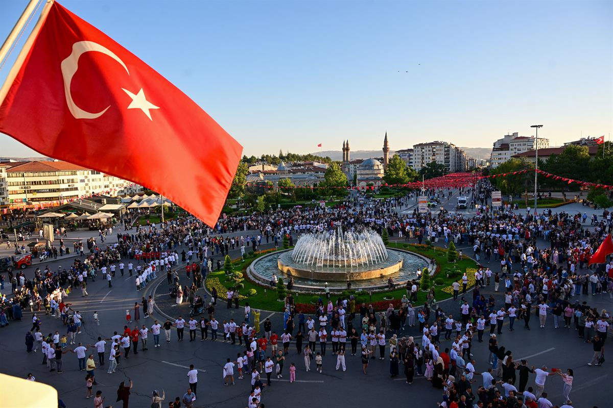 1058 kişi Sivas Ağırlama Halayı’nda buluştu