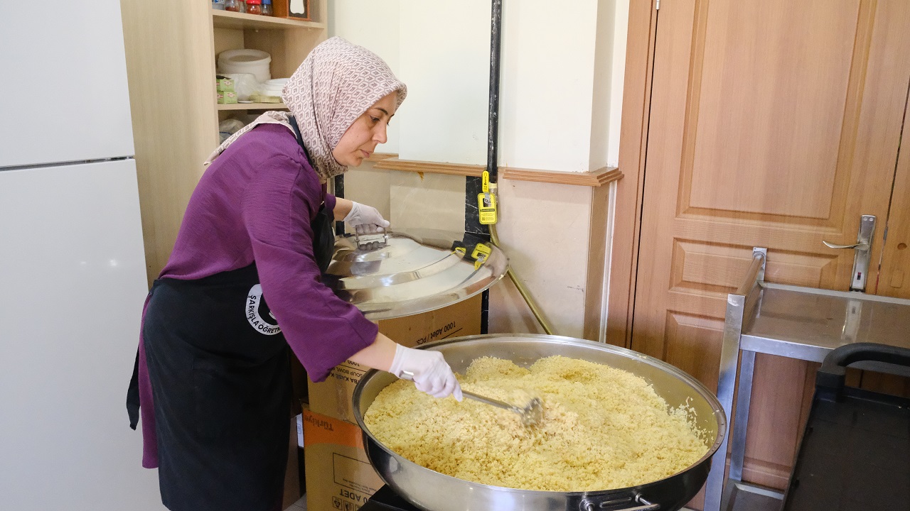 Sivas'ta  yaşlı ve engellilere sıcak yemek eli