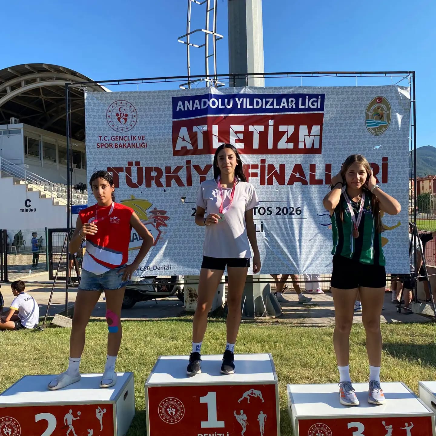 Sivaslı genç atlet piste damga vurdu