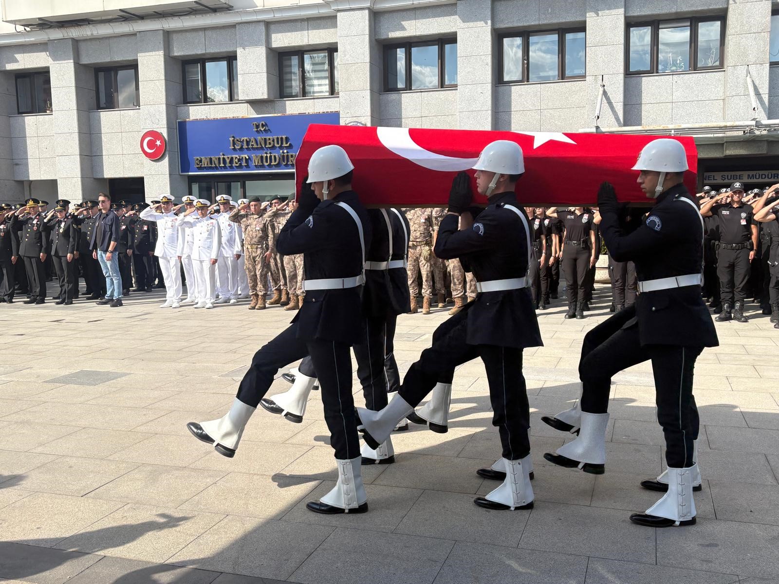 Sivaslı isimler şehit polis Melih Kaygusuz'u son yolculuğunda yalnız bırakmadı