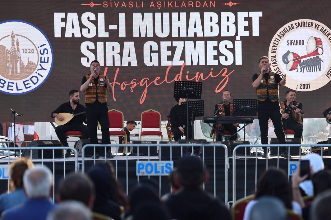Sivaslı âşıklar Sıcak Çermik’te gönülleri mest etti