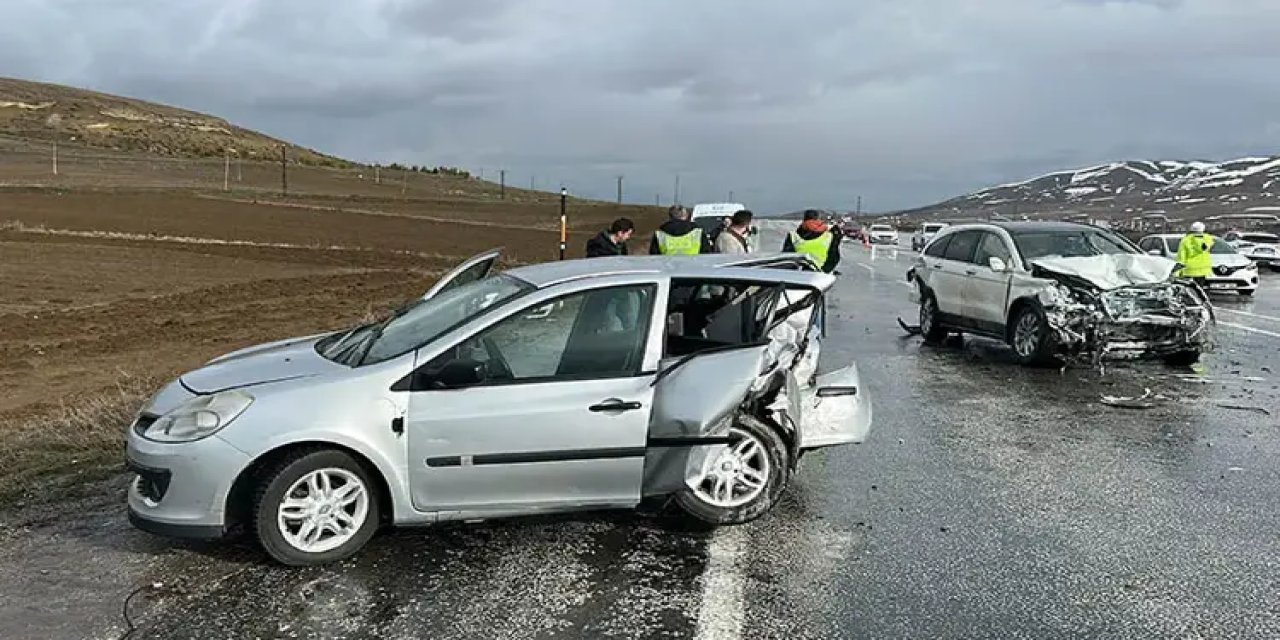 Sivas'ta yollar kan gölüne döndü: 7 kişi öldü