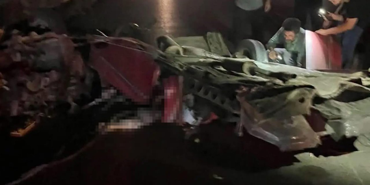 Kamyonetle çarpışan otomobilin sürücüsü ile eşi öldü