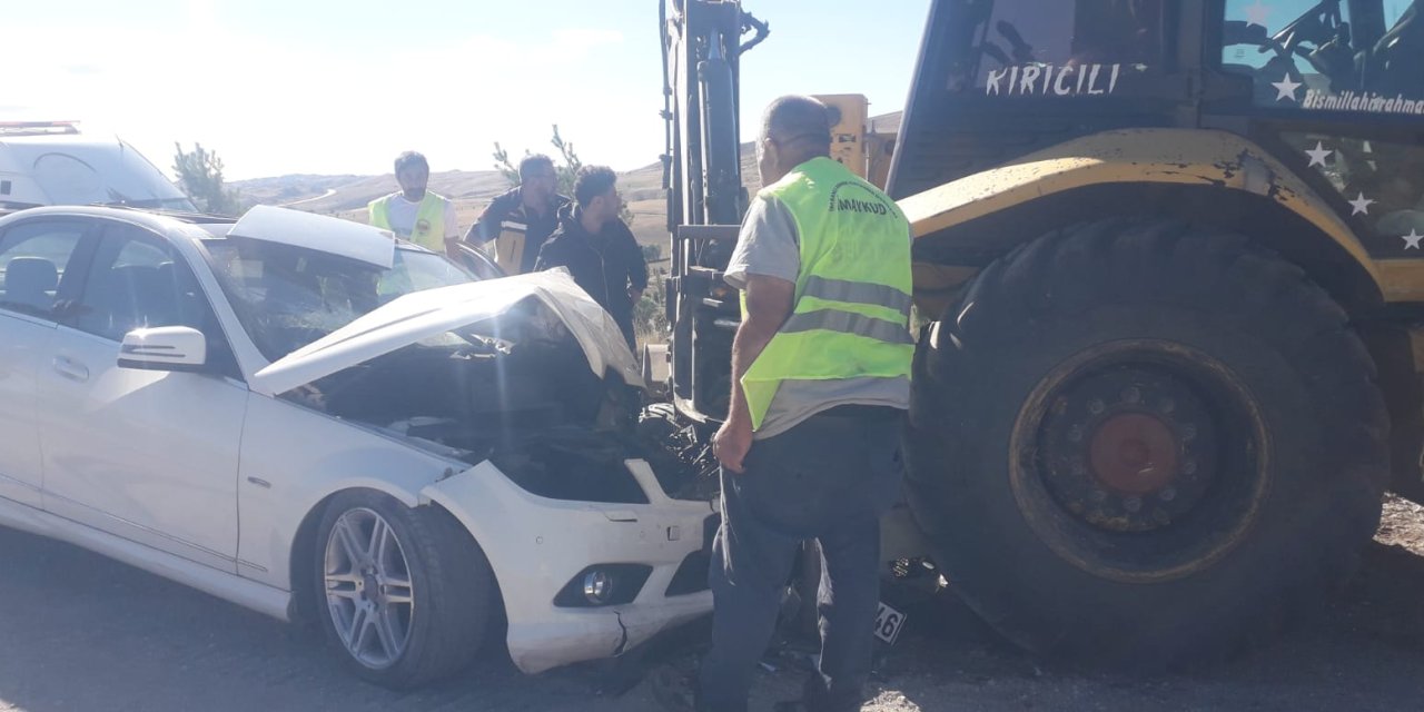 Sivas'ta otomobil iş makinesine çarptı: 1 yaralı
