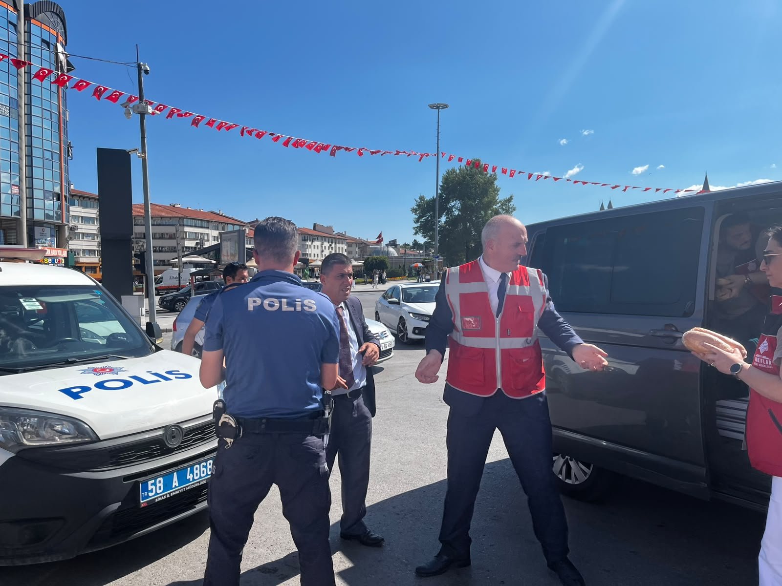 Sivas’ta görev başındaki polislere kumanya ikramı