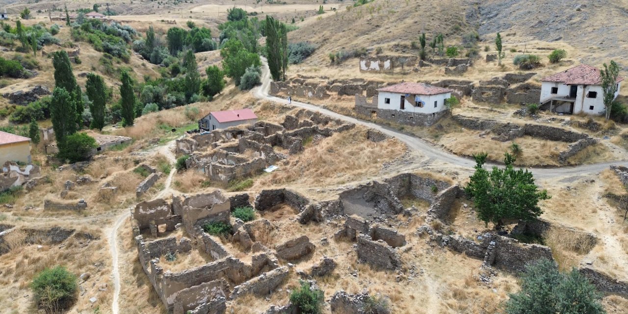 Sivas'ta bu köyde yalnızca bir aile yaşıyor