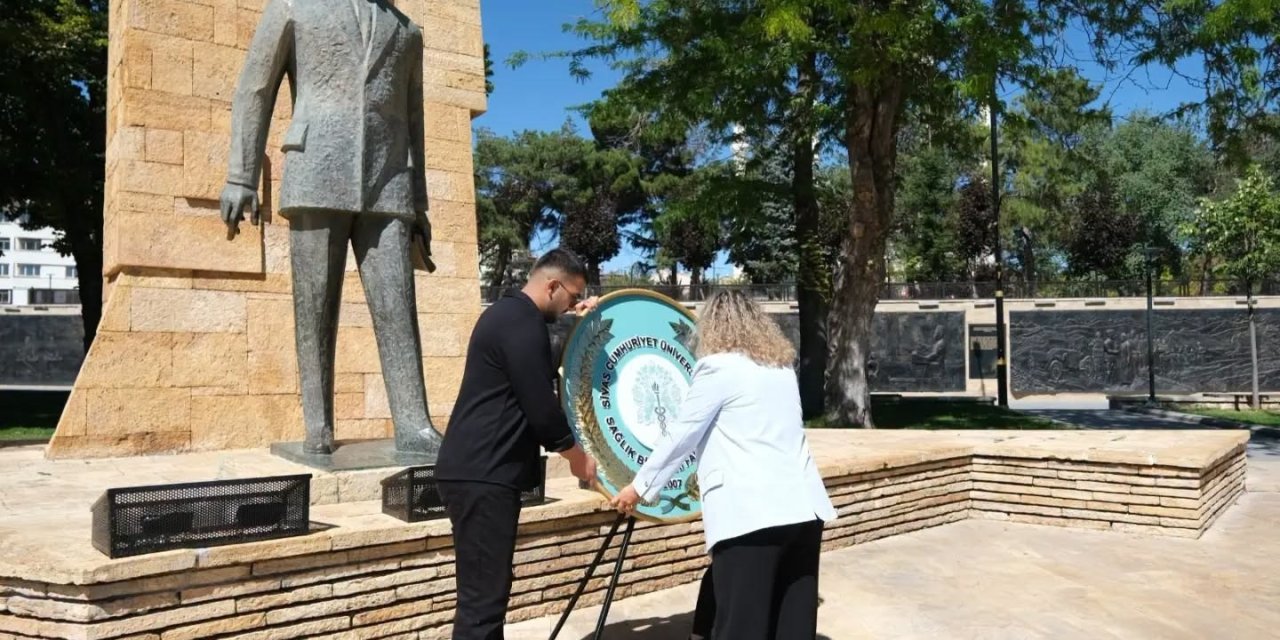 Sivas'ta fizyoterapistlerden anıta çelenk
