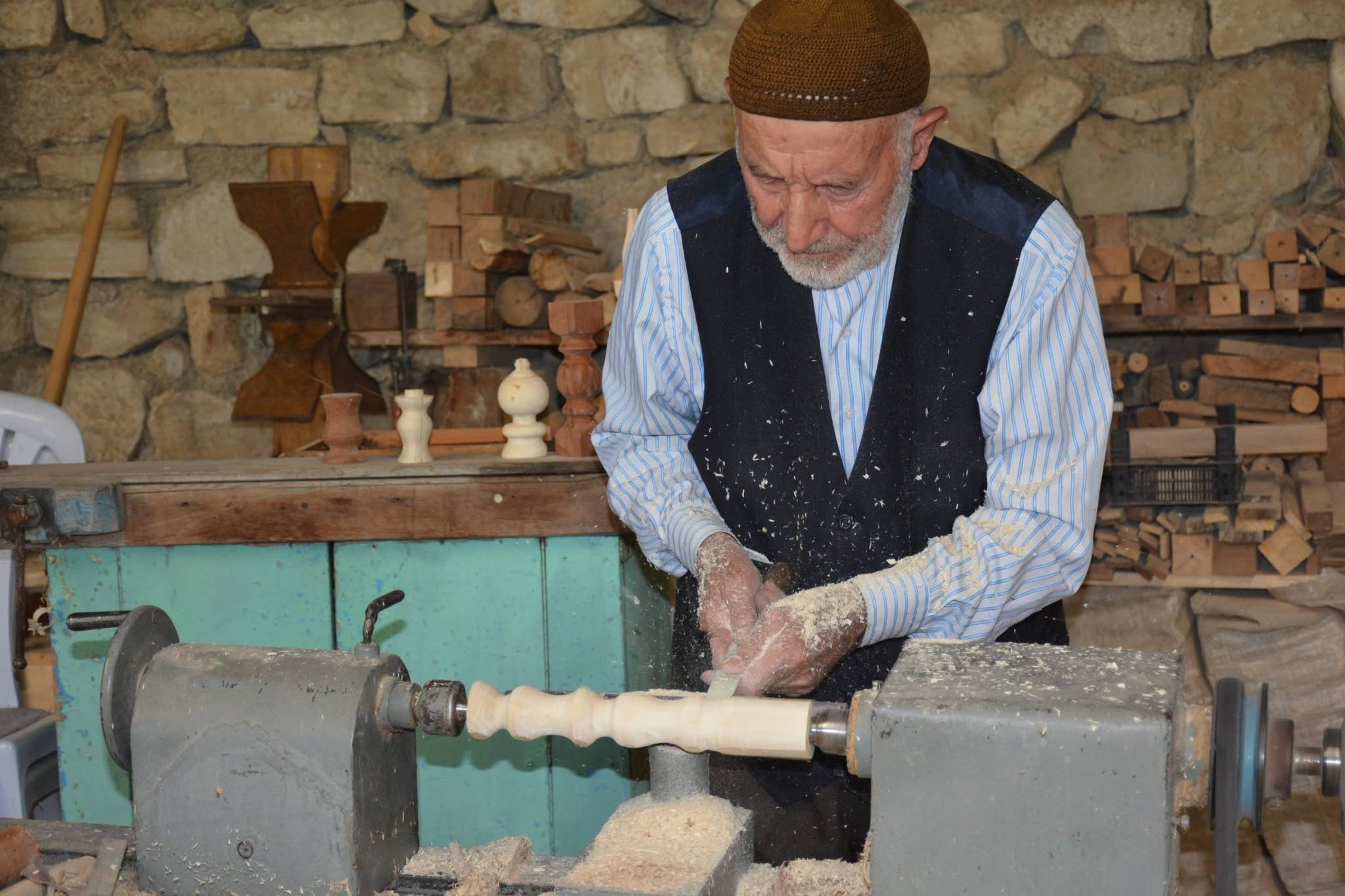 Sivaslı Ali amca ahşaba ruh verip, camilere bağışlıyor
