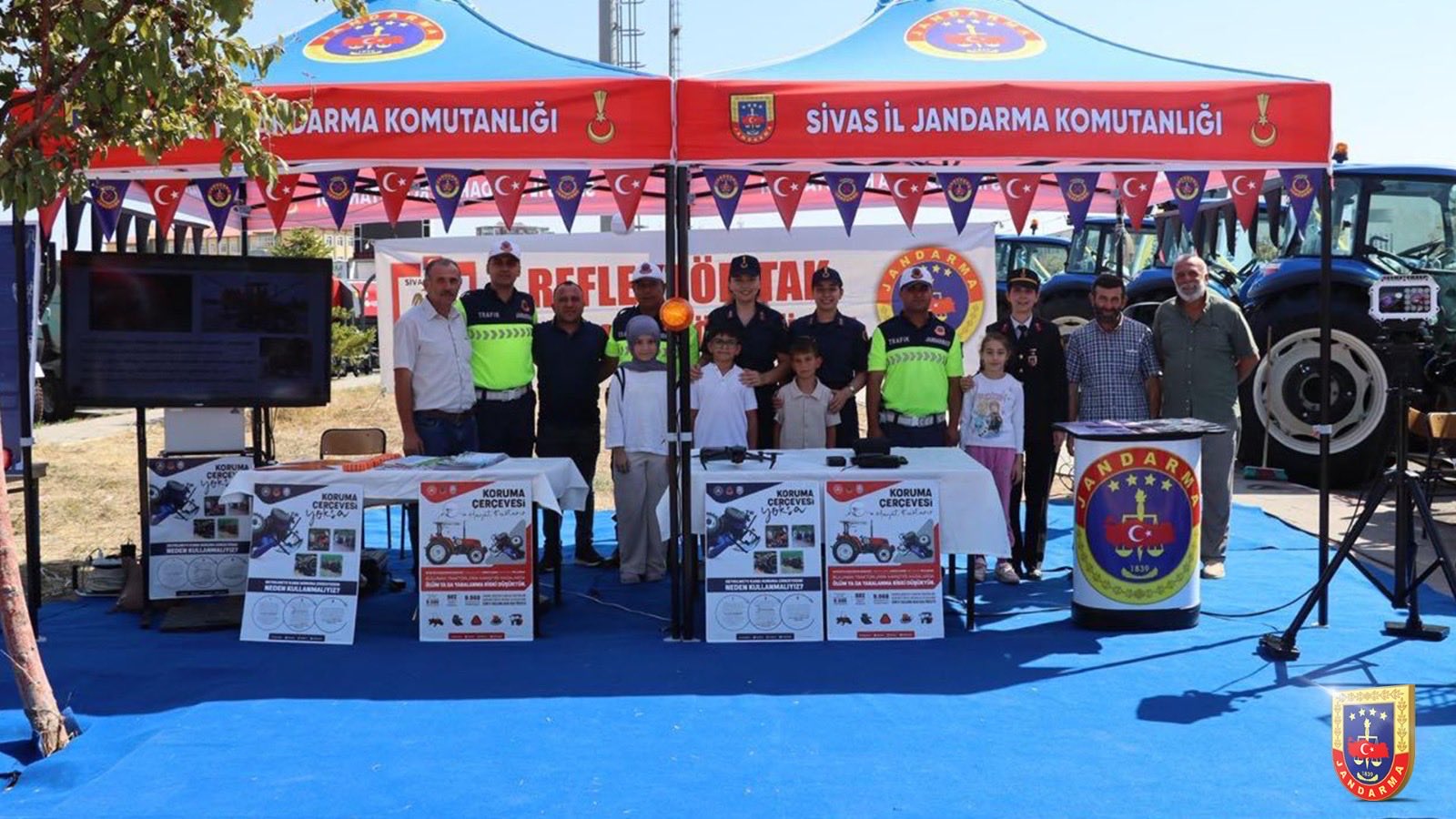Sivas Jandarması fuarda vatandaşları bilgilendirdi