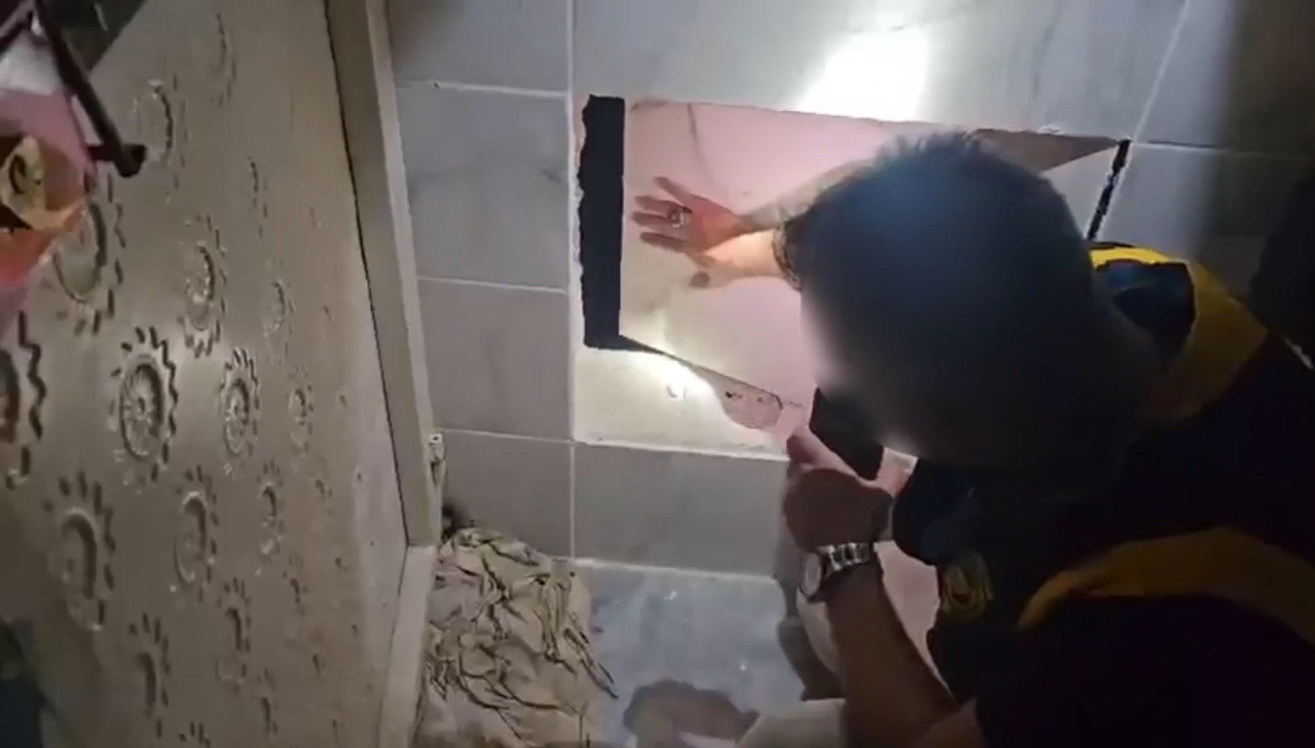 Cinayet şüphelisi evin gizli bölmesinden çıktı