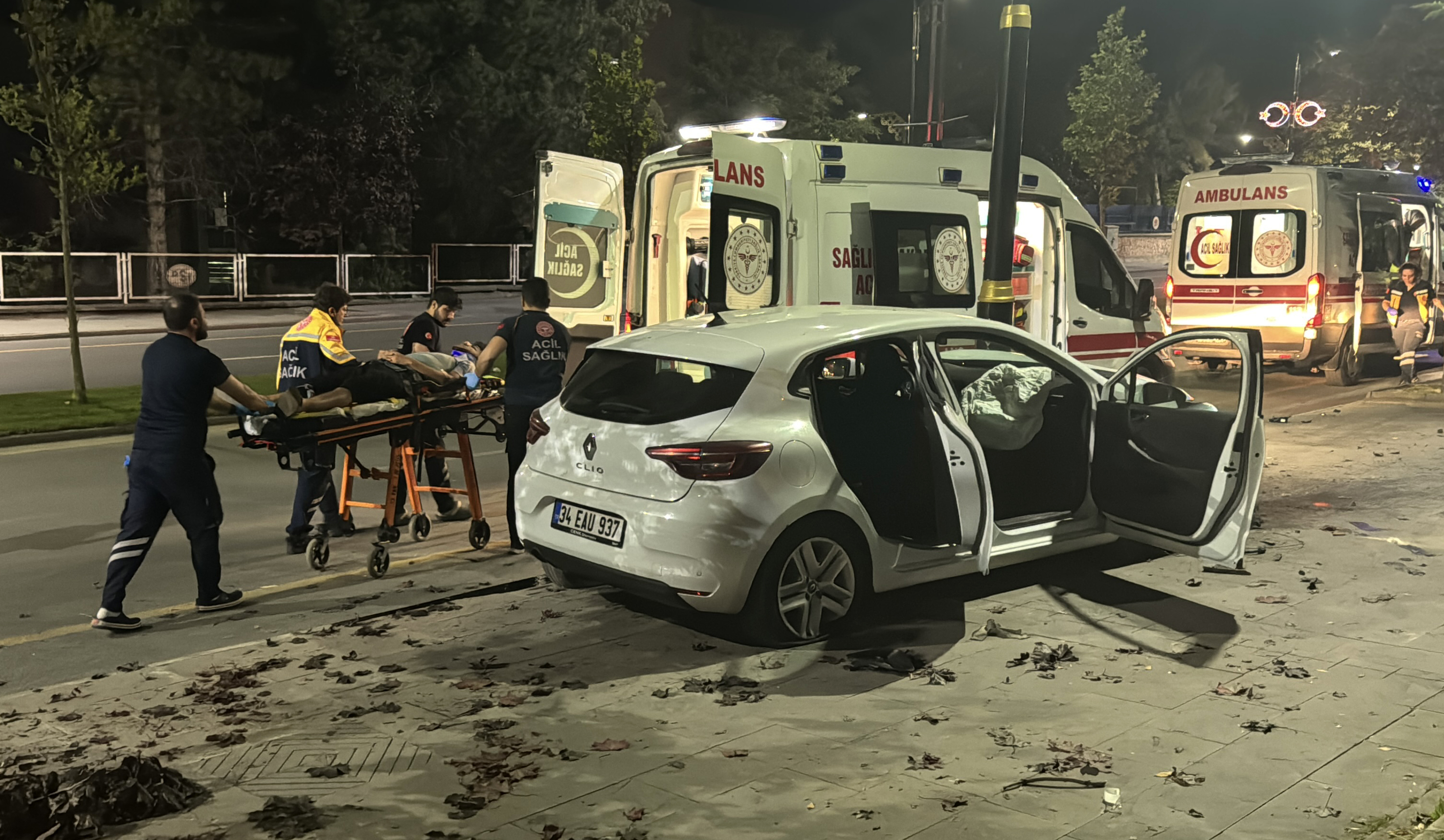 Sivas’ta otomobil aydınlatma direğine çarptı: 3 yaralı