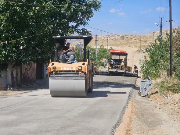 Divriği’de yol yenileme çalışmaları hızlandı