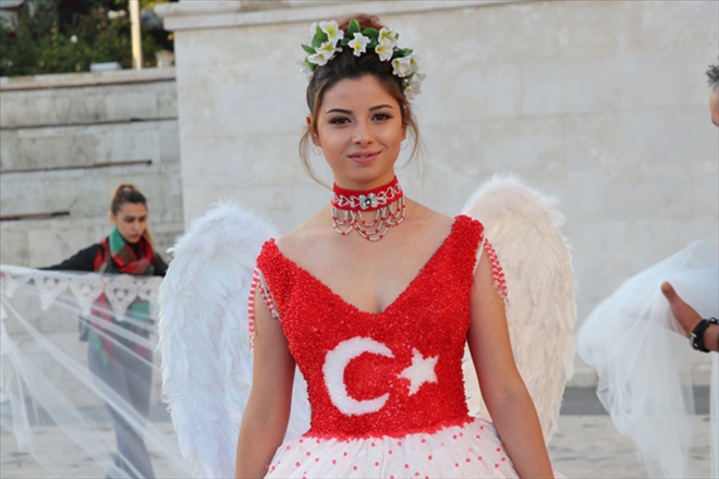 CUMHURİYET BAYRAMI´NA ÖZEL TÜRK BAYRAKLI GELİNLİK