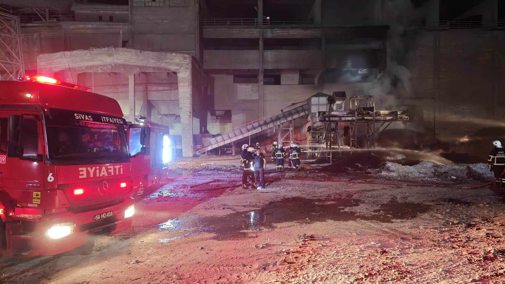 Sivas’ta çimento fabrikasında korkutan yangın