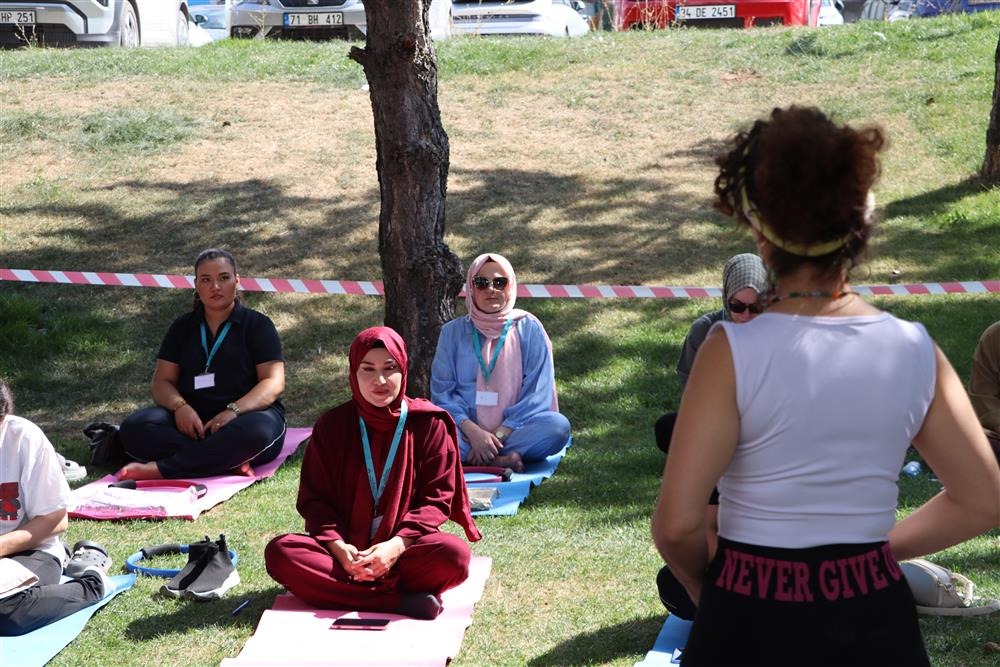Sivas'ta anne adayları doğuma yoga ile hazırlanıyor