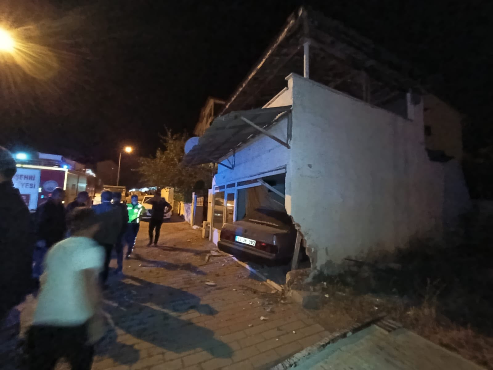 Sivas'ta kontrolden çıkan otomobil duvara çarptı:2 yaralı