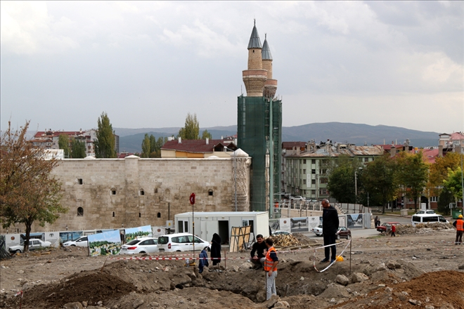 TARİHİ KALE AÇIK HAVA PLATOSUNA DÖNÜŞTÜRÜLÜYOR