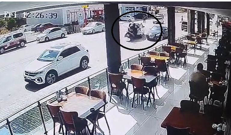 Sivas'ta 2 kişinin yaralandığı kaza kamerada
