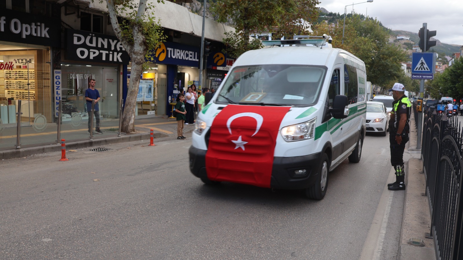 Şehit polisin cenazesine meslektaşlarından anlamlı selam