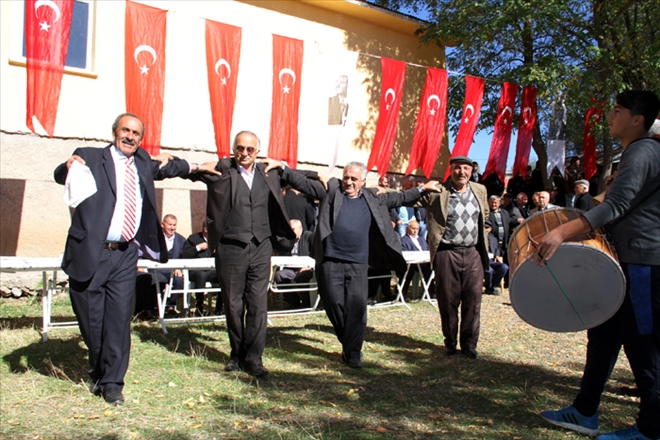 SU SEVİNCİNİ HALAY ÇEKEREK KUTLADILAR