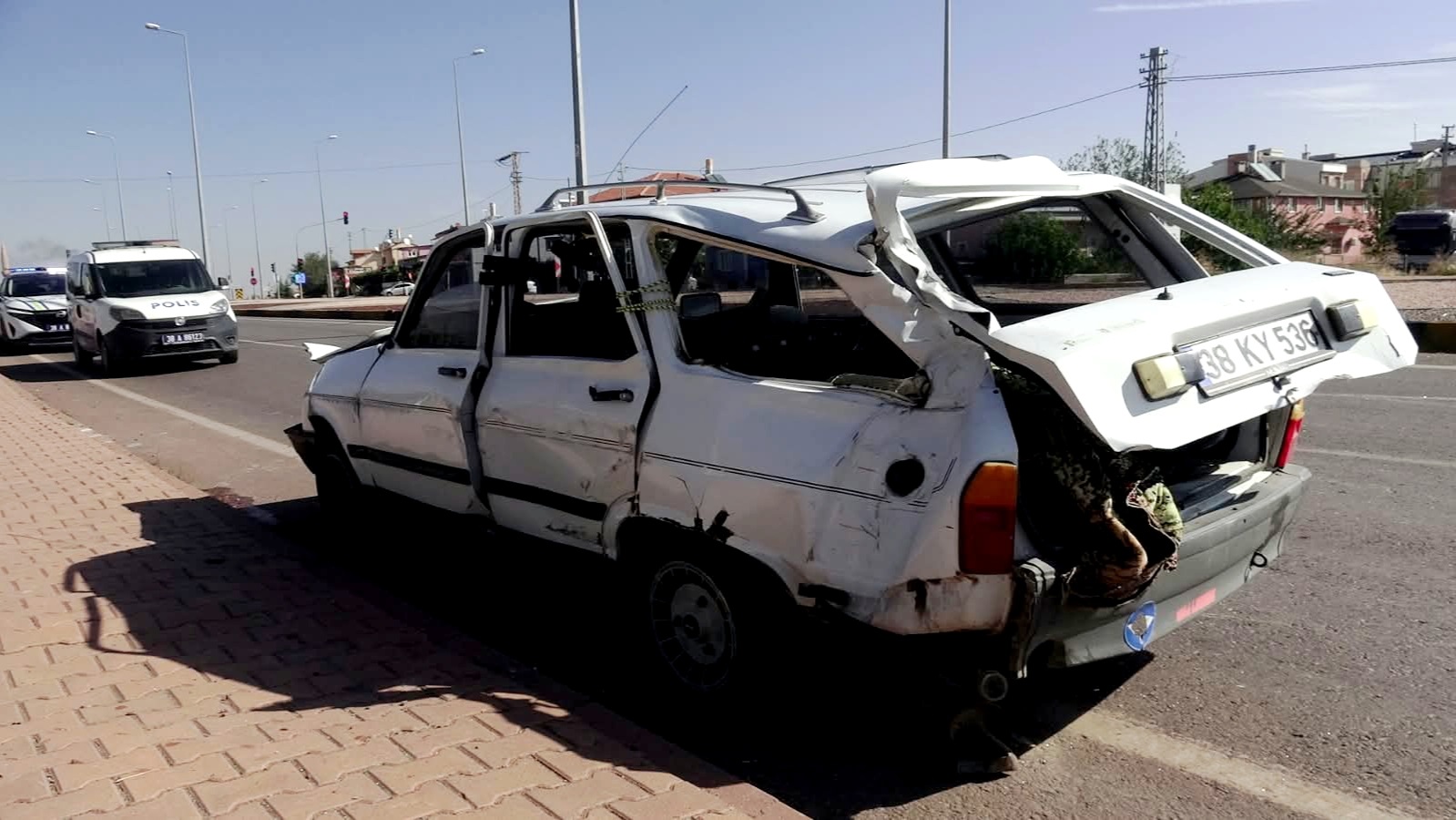 TIR ile otomobil çarpıştı: 2 yaralı