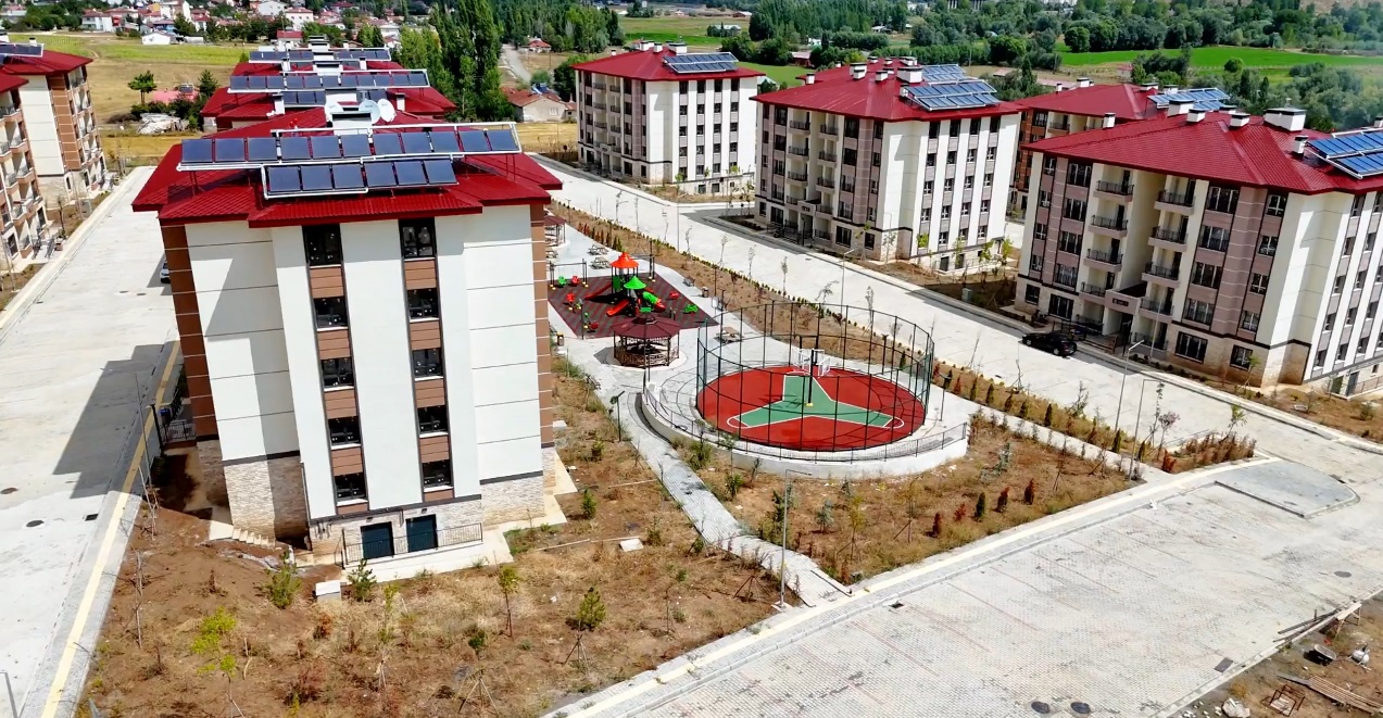 TOKİ’nin Zara 3. Etap konutlarında teslim başladı