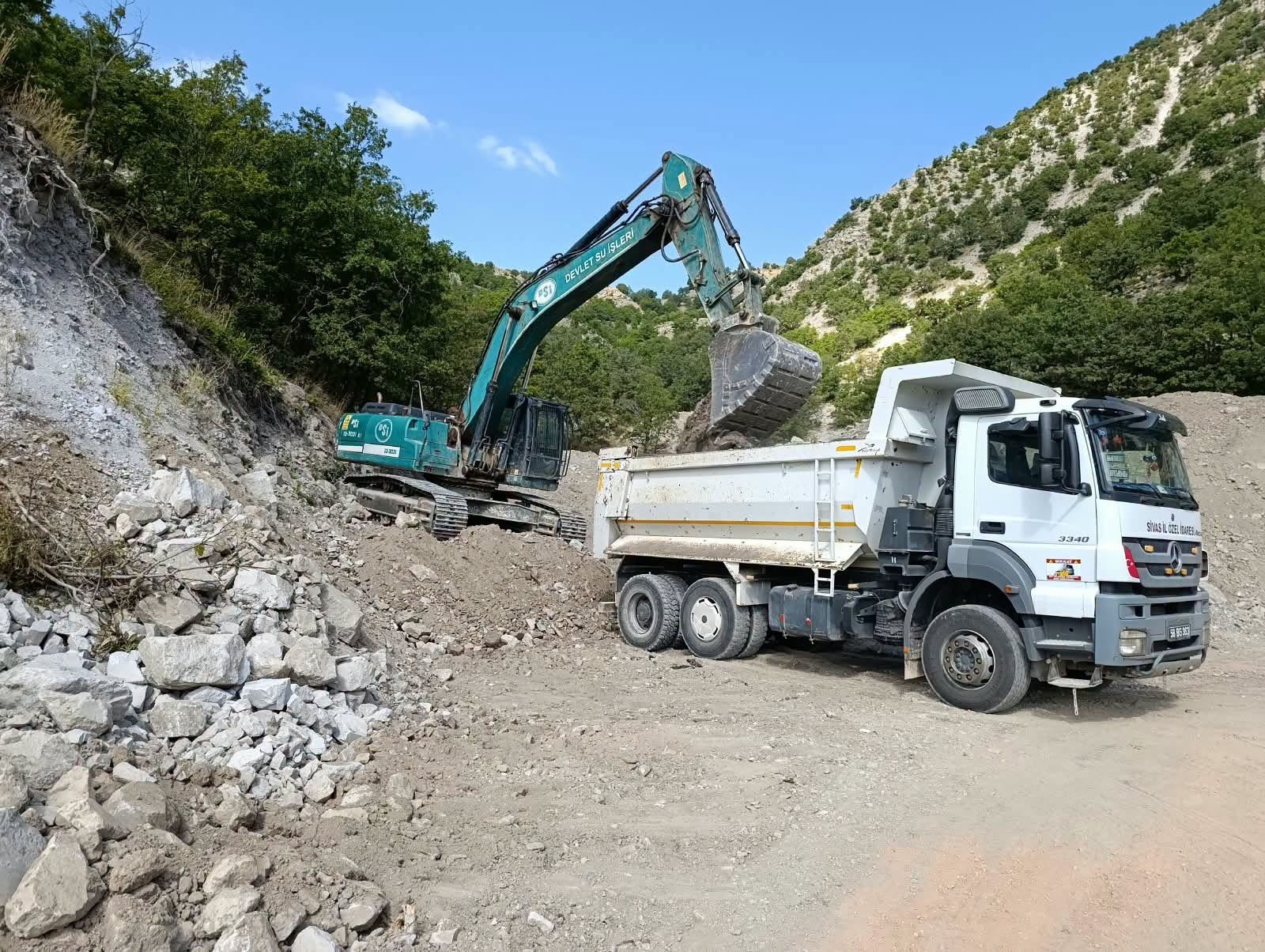 Sivas’ta yağış nedeniyle kapanan yol yeniden ulaşıma açıldı