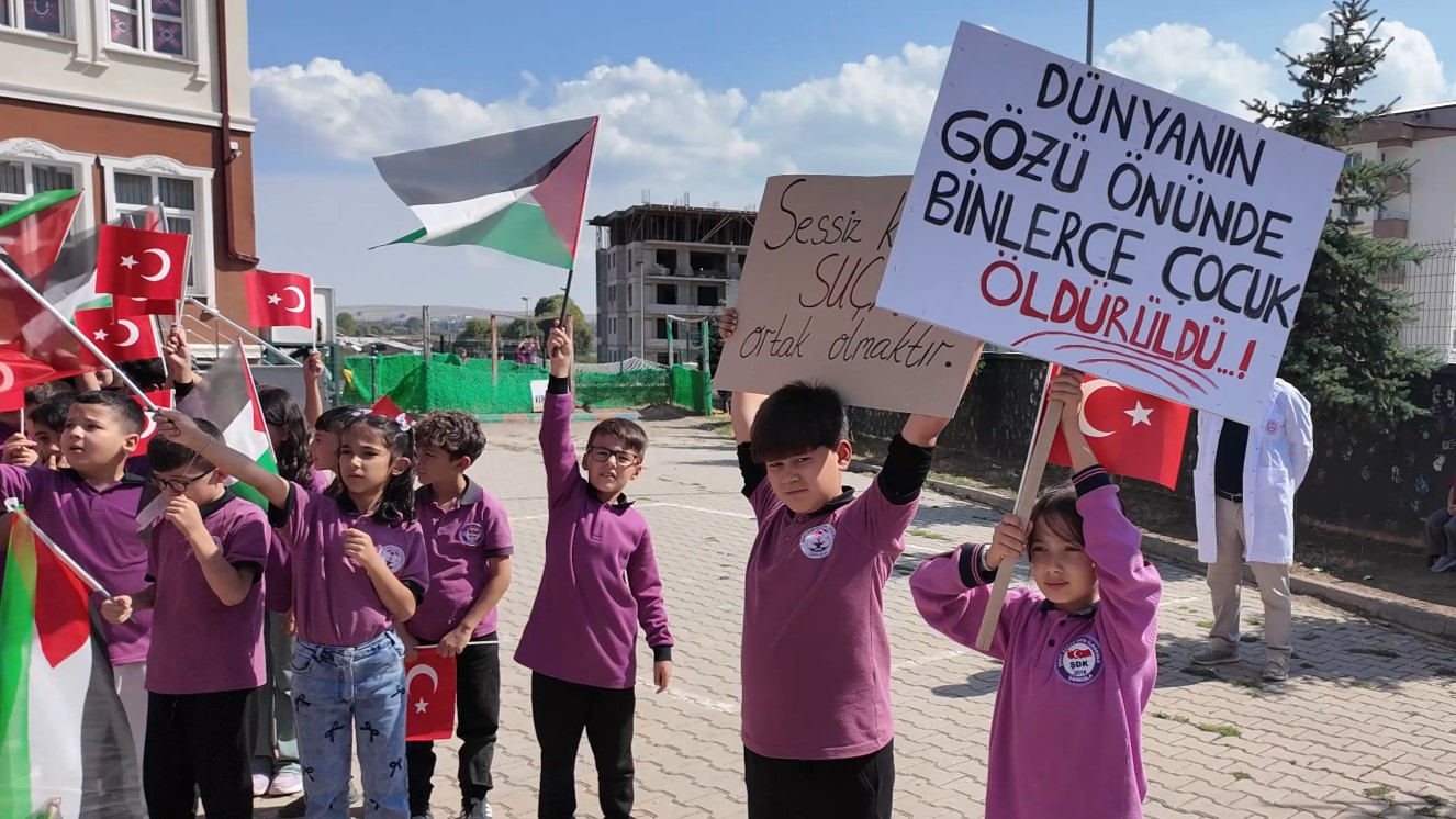 Sivas'ta gökyüzüne barış mesajı bırakıldı