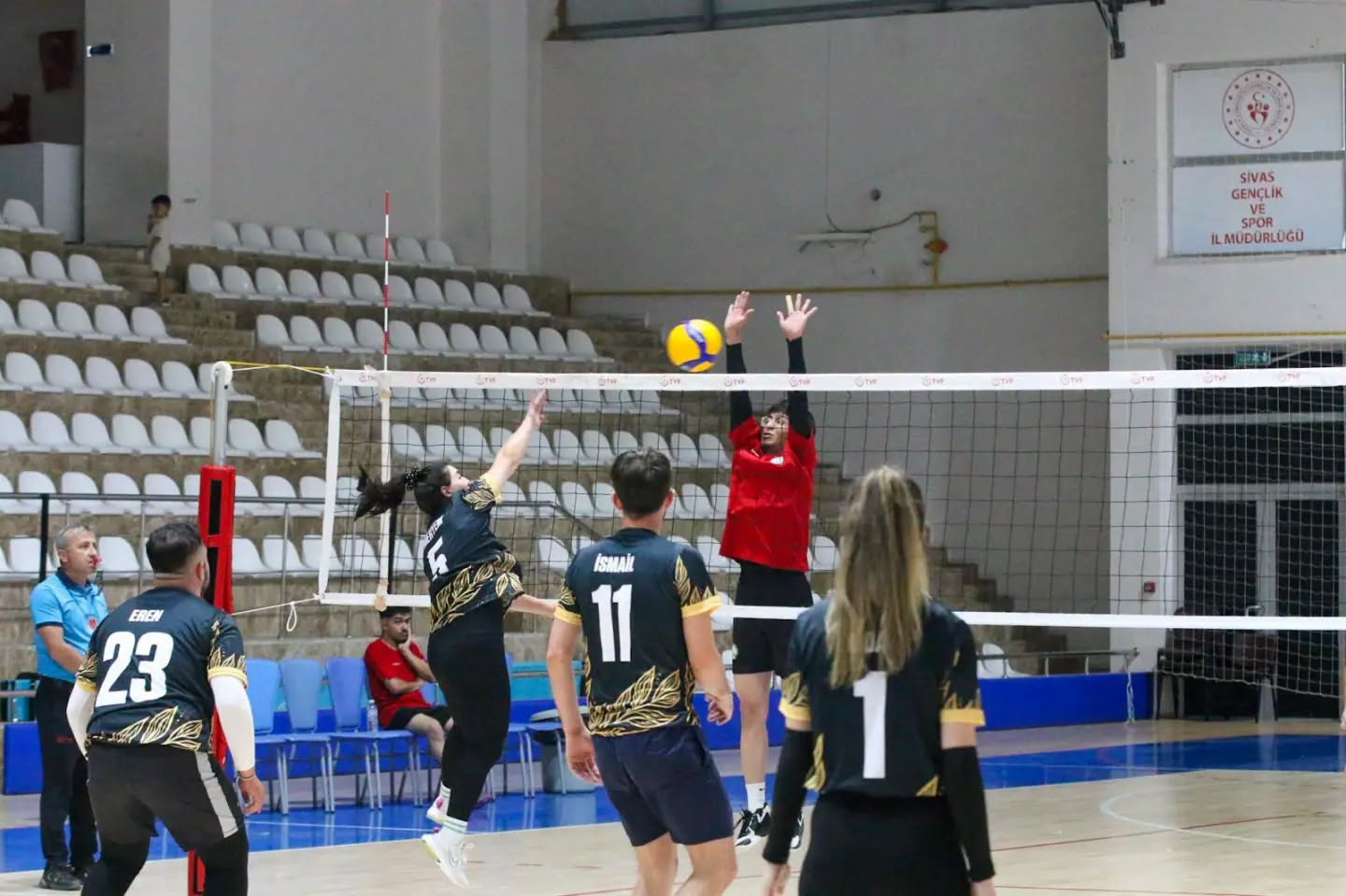 Sivas’ta voleybol şöleni başladı