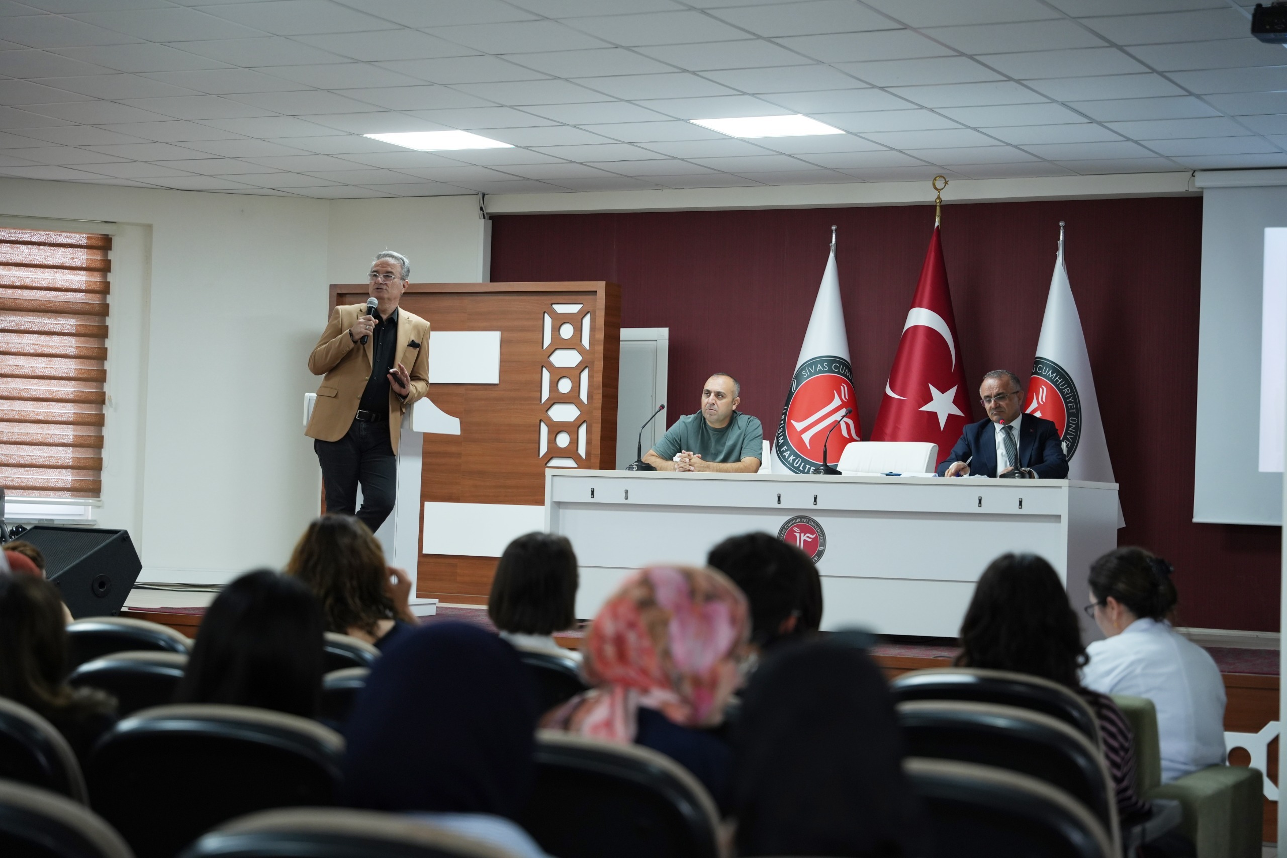 İletişim Fakültesinde öğrencilerin soruları yanıtlandı
