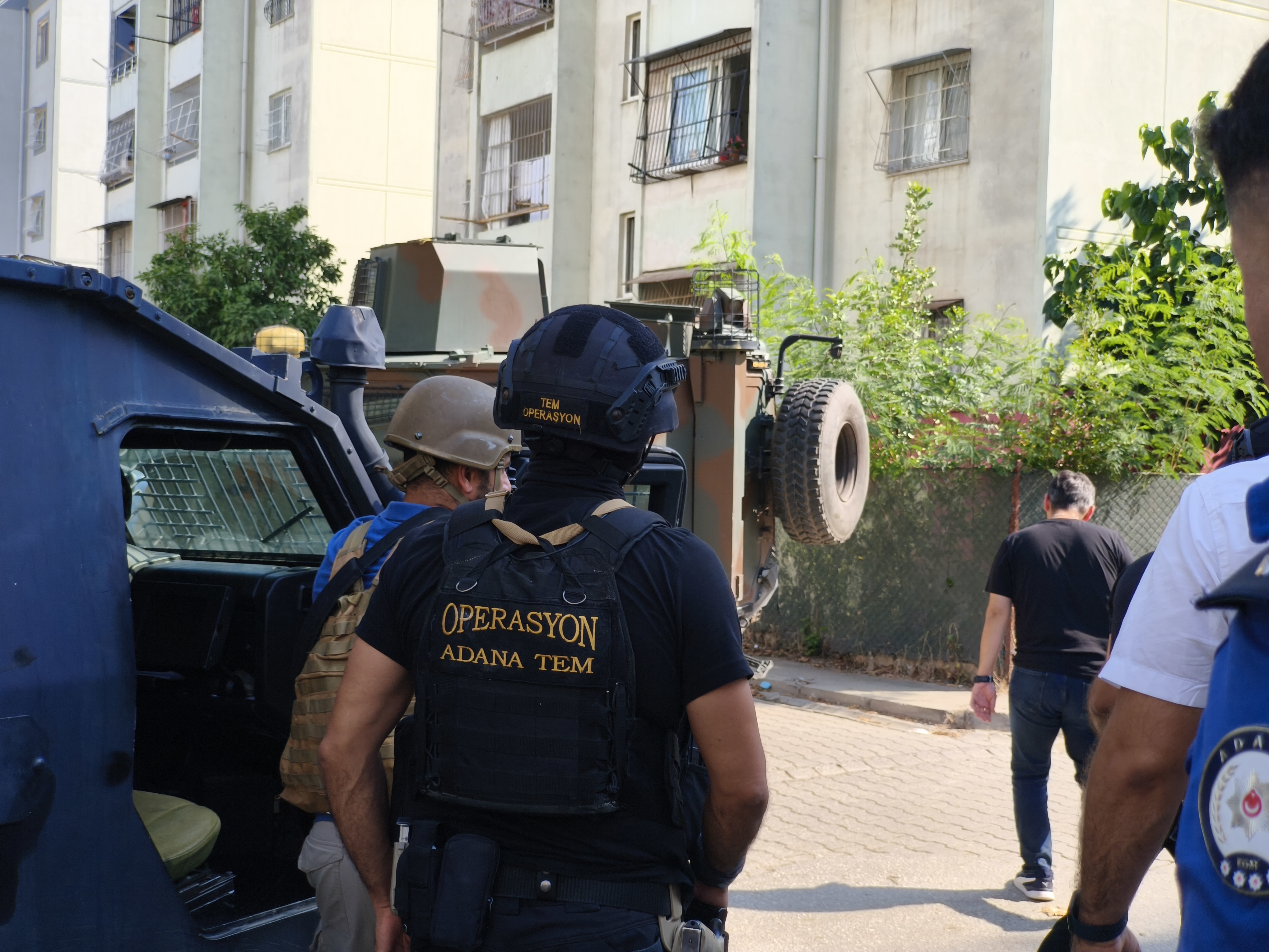 Elinde el bombası ile kendisini eve kilitledi