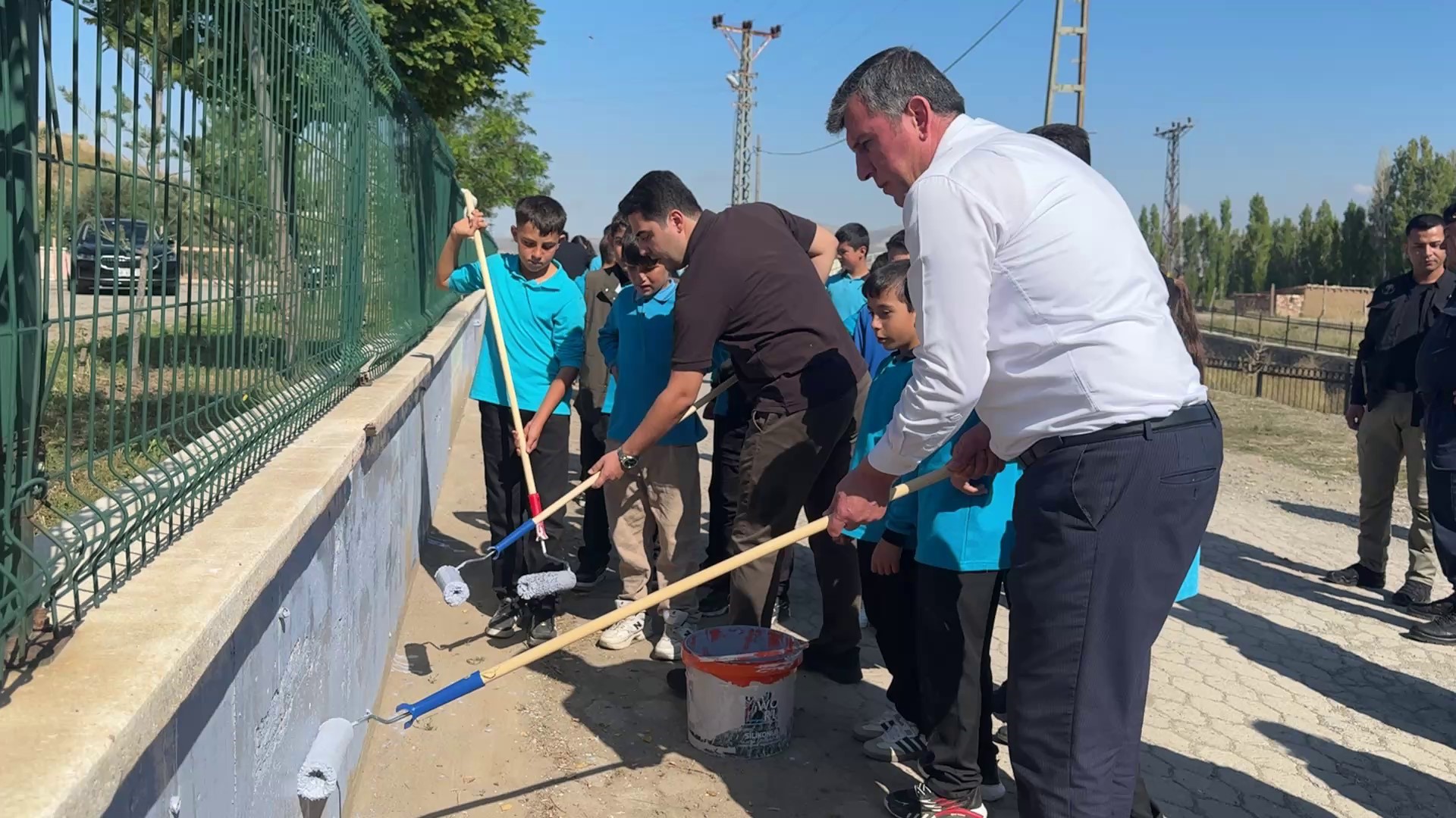 Sivas'ta Kaymakam ve öğrenciler okul için kolları sıvadı